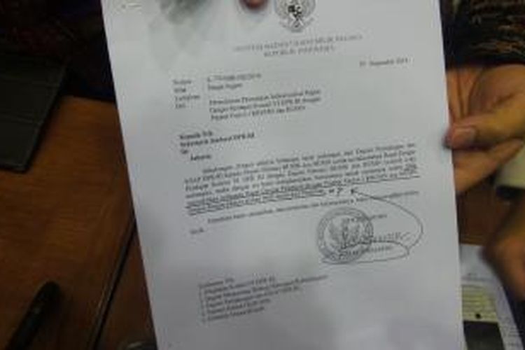 Ketua Komisi VI Achmad Hafisz Tohir menunjukkan surat dari Menteri BUMN Rini M Soemarno di Ruang Rapat Komisi VI, Jumat (20/11/2014). Surat tersebut berisi himbauan agar DPR tidak menerbitkan surat undangan rapat dengar pendapat dengan pejabat Eselon I BUMN.