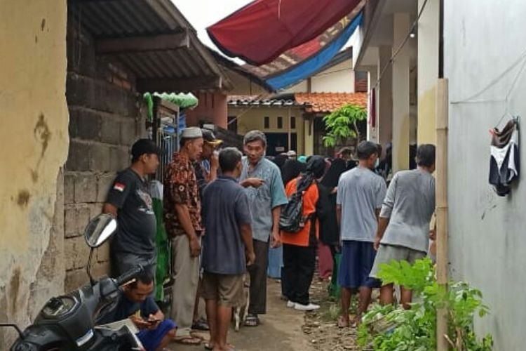 Suasana rumah Desta di Jalan Pondok Kacang Raya, Pondok Aren, Tangerang Selatan, Rabu (26/2/2020). Desta merupakan salah satu dari dua korban hanyut terseret arus saat berenang ditengah banjir di kali Perumahan Pondok Maharta, Pondok Aren, Tangsel. 