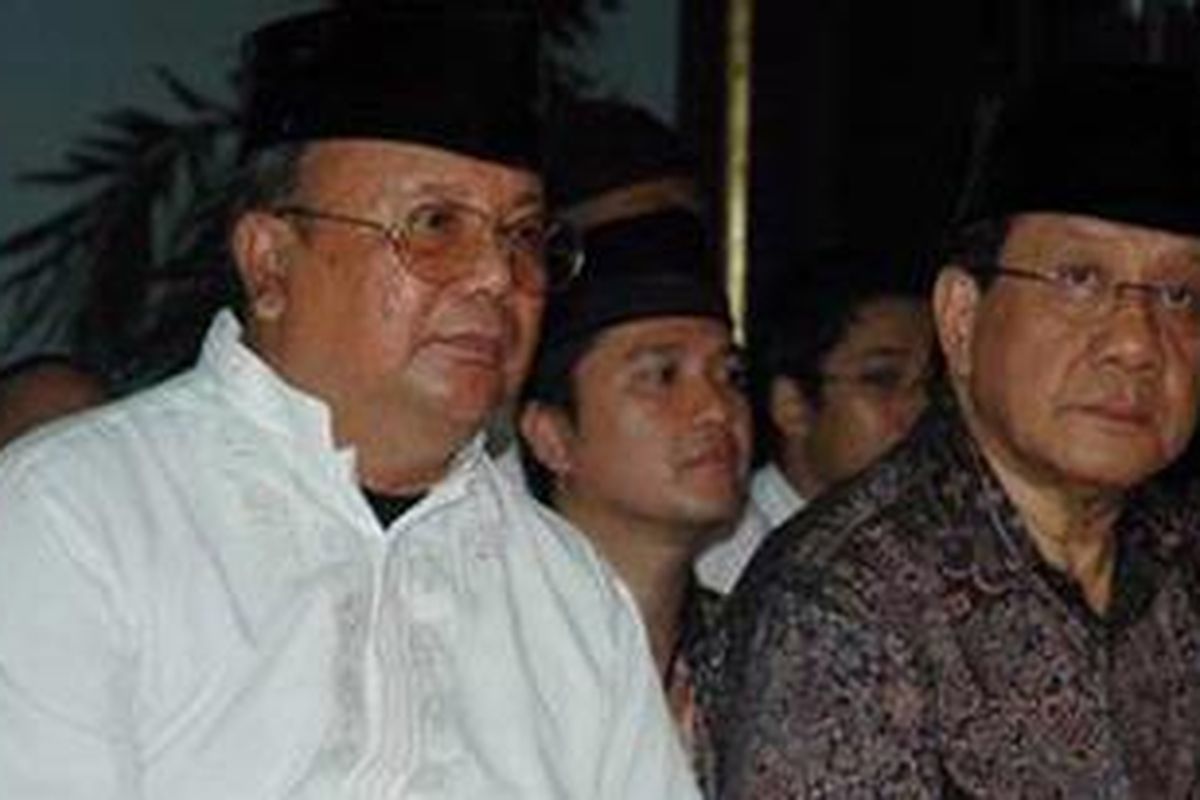 Bupati Lampung Timur, Satono saat bersama senior partainya, Akbar Tandjung.