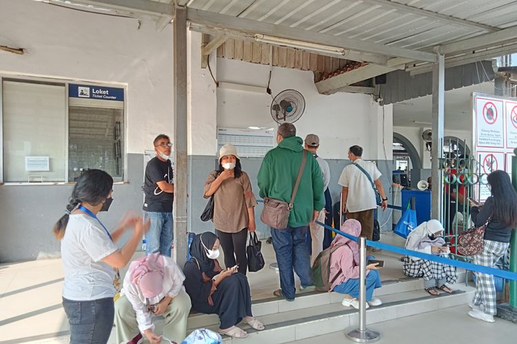 Loket KA Lokal di Stasiun Rangkasbitung.