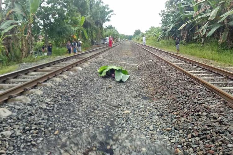 Jenazah salah satu korban tertabrak kereta api di Kota Prabumulih Sumatera Selatan ditutup dengan daun pisang oleh warga.
