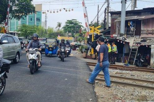 Pengendara Motor Terobos Palang Pintu dan Tertabrak KA Bandara, Warga: Pas Dia Jalan, Kereta Lewat