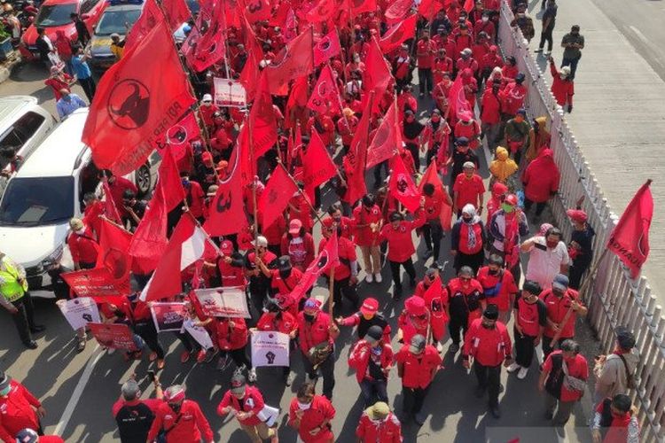 PDI-P cadres protest burning of party flag