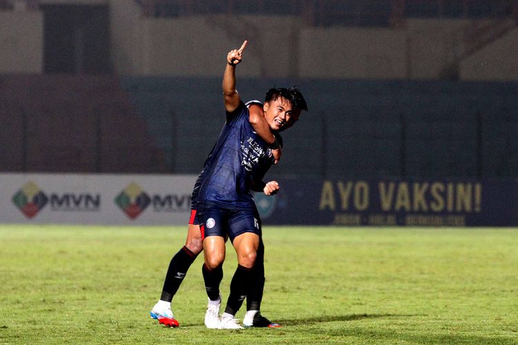 Pemain Arema FC Rizky Dwi melakukan selebrasi seusai menjebol gawang Madura United pada pekan 10 Liga 1 2021 yang berakhir dengan skor 1-2 di Stadion Sultan Agung Bantul, Senin (1/11/2021) malam.