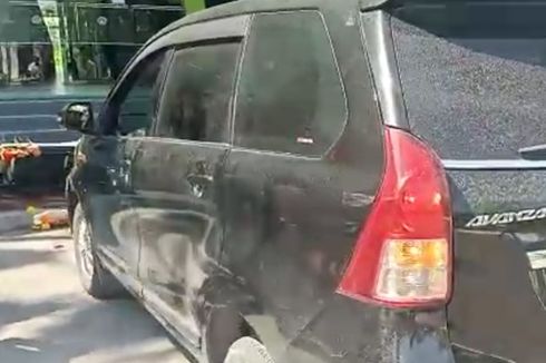 Mobil Oknum Dosen Tabrak Karangan Bunga yang Dipasang Mahasiswa Unisla Saat Unjuk Rasa, Disebut Halangi Jalan