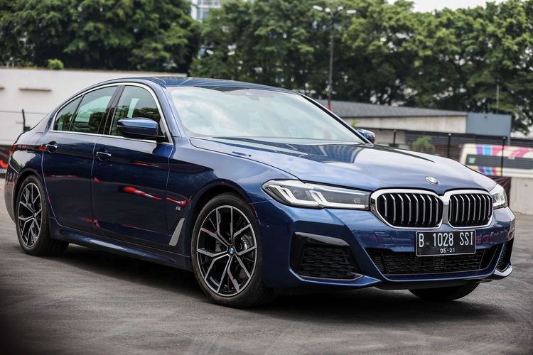 Mobil terbaru BMW The New 5 Type BMW 520i M Sport saat acara BMW Test Day di Karawaci, Tangerang, Banten, Sabtu (10/4/2021). Mobil sedan bisnis yang dirakit di Indonesia ini mengunggulkan interior yang ekslusif dan dibandrol dengan harga Rp1,1 miliar.