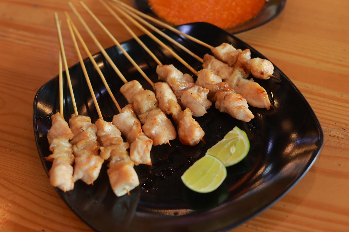 Sate taichan full daging di Sate Taichan Nyot-nyot Taman Palem Jakarta.
