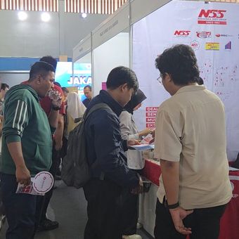 Pencari kerja yang memadati gelaran Jakarta Job Fair 2026 di GOR Senen, Jakarta Pusat, Jumat (5/6/2026).