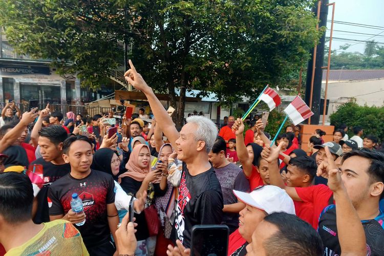 Bacapres PDI-P Ganjar Pranowo saat lari pagi di Alun-alun Kota Serang, Banten, Minggu (28/5/2023)..