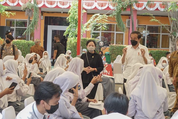 Ketua DPR dan Presiden Joko Widodo saat meninjau program vaksinasi Covid-19 di SMA 4 Kota Serang, Banten, Selasa (21/9/2021).