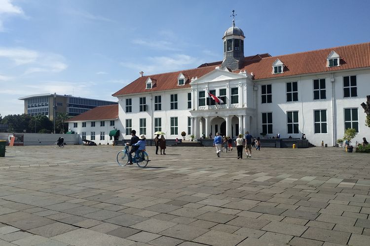 Sejumlah pengunjung mendatangi kawasan Kota Tua, tepatnya Museum Fatahillah, pada hari kedua libur Idul Fitri, Selasa (3/5/2022).