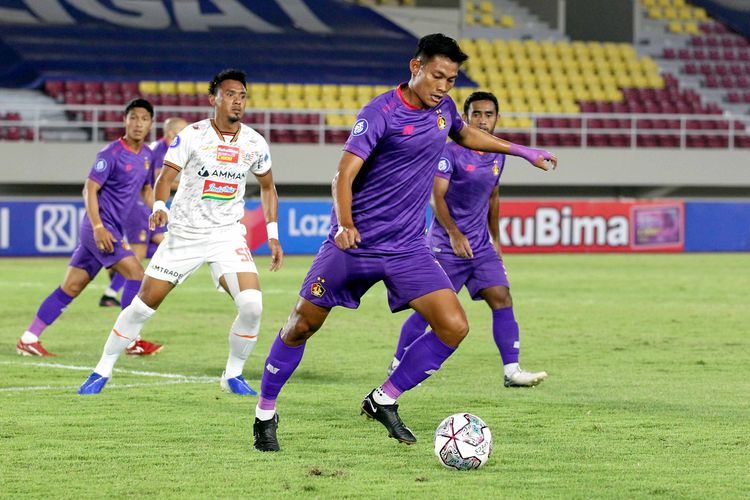 Pemain persik Kediri Vava Mario Zagalo menggiring bola saat pertandingan melawan Persija Jakarta pada pertandingan pekan 10 Liga 1 2021-2022 yang berakhir dengan skor 2-2 di Stadion Monahan Solo, Sabtu (30/10/2021) malam.