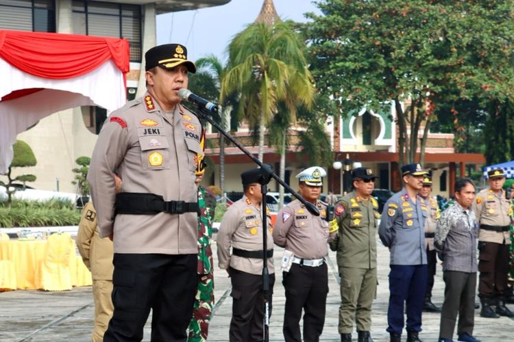 Kapolresta Pekanbaru Kombes Jeki Rahmat Mustika saat memimpin apel kesiapan pengamanan TPS di Pekanbaru, Riau, Senin (12/2/2024).
