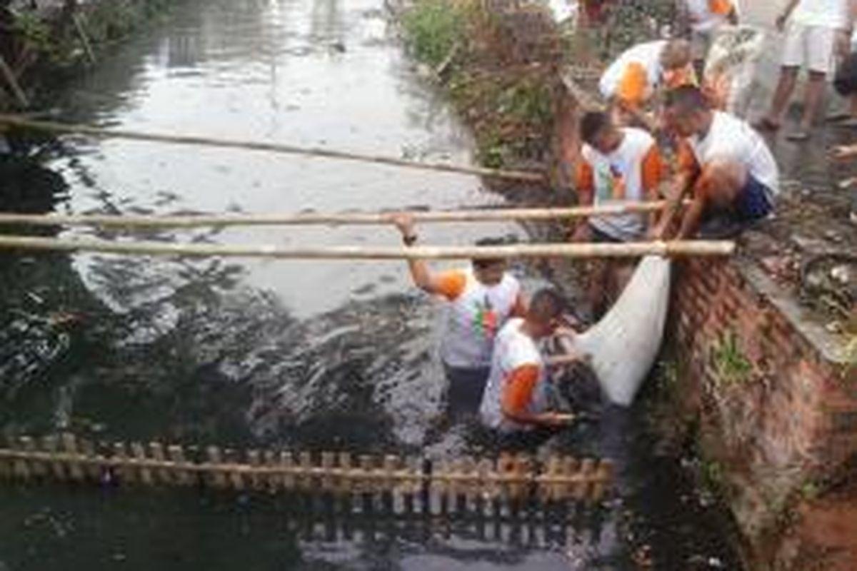  Warga Dan Pegawai Pelabuhan Gelar Aksi Bersih Kali di kali Swasembada, Kebon bawang Tanjung Priok Jakarta Utara. Kegiatan tersebut dilakukan pada hari Minggu, (29/9/2013) dari pukul 08.00 hingga pukul 14.00.