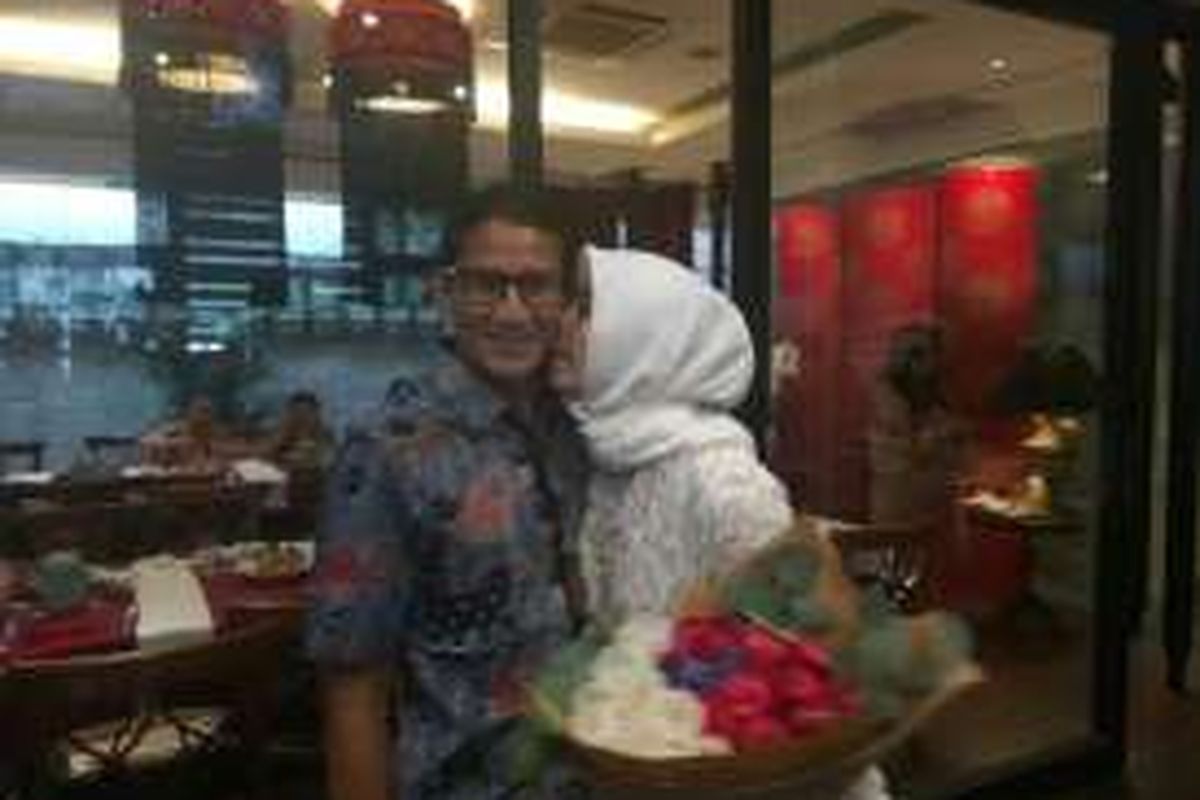 Calon wakil gubernur DKI Jakarta Sandiaga Uno merayakan ulang tahun istrinya, Nur Asia, yang ke-47 di Restoran Meradelima, Kebayoran Baru, Jakarta Selatan, Senin (28/11/2016).