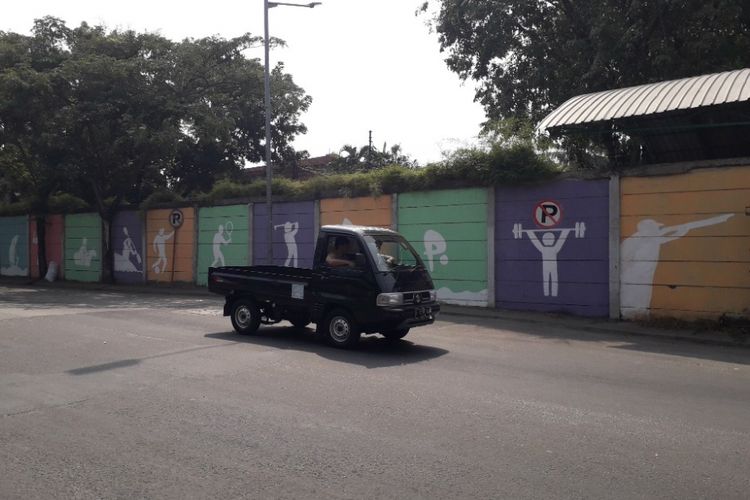 Mural bergambar cabang olahraga Asian Games menghiasi tembok di sepanjang Jalan Patangtritis, Pademangan, Jumat (13/7/2018).