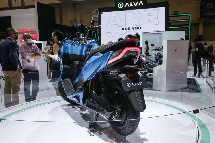 Motor listrik Alva One dipamerkan di ajang Gaikindo Indonesia International Auto Show (GIIAS) 2022 di ICE BSD, Tangerang, Jumat (12/8/2022). Motor ini jadi salah satu produk lokal yang bakal meramaikan pasar motor tahun ini.