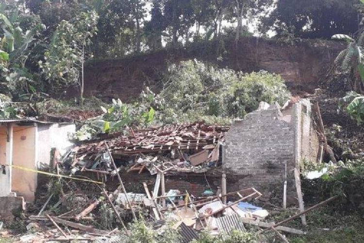 Kondisi rumah yang diterjang longsor di Kampung Ciawitali Selatan, RT4/19, Kelurahan Citeureup, Kecamatan Cimahi Utara, Kota Cimahi, Jawa Barat, Jumat (26/4/2019) malam. 