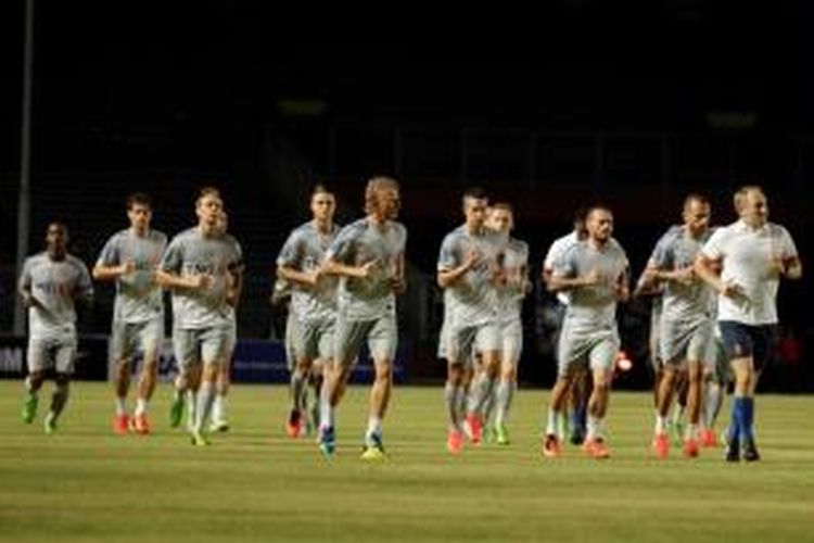 Pemain Timnas Belanda melakukan latihan di Stadion Utama Gelora Bung Karno, Senayan, Jakarta, Rabu (5/6/2013). Timnas Belanda akan melakukan pertandingan persahabatan melawan Timnas Indonesia pada 7 Juni di Stadion Utama Gelora Bung Karno.