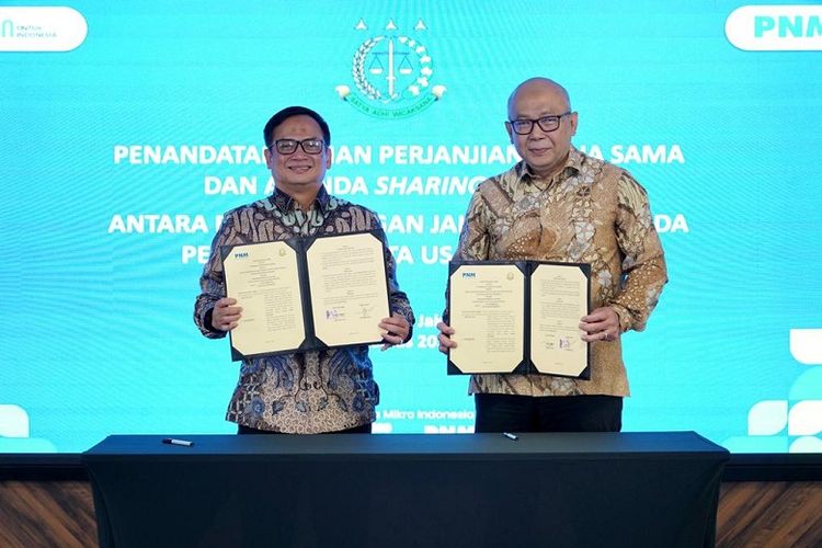 Jamdatun Kejagung Feri Wibisono dan Direktur Utama PNM Arief Mulyadi usai menandatangani kerja sama antara PNM serta Jamdatun. 