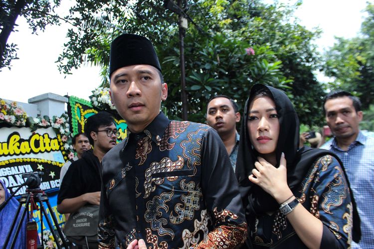 Politikus Edhie Baskoro Yudhoyono (kiri) dan Siti Ruby Aliya Rajasa (kanan) mengunjungi rumah duka Ashraf Sinclair di Jalan Pejaten Barat 4 No.9, Jakarta Selatan, Selasa (18/2/2020). Ashraf Daniel Mohammed Sinclair biasa dikenal Ashraf Sinclair merupakan suami dari penyanyi Bunga Citra Lestari meninggal dunia di usia 40 Tahun di Rumah Sakit MMC Kuningan, Jakarta Selatan pukul 04.51 WIB.