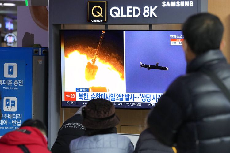Orang-orang menonton TV yang menampilkan file gambar peluncuran rudal Korea Utara selama program berita di Stasiun Kereta Api Seoul di Seoul, Korea Selatan, Selasa, 25 Januari 2022. 