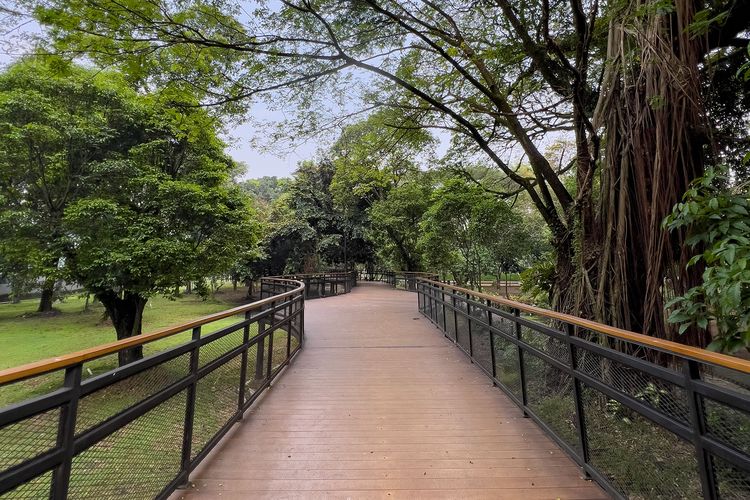 Jembatan Kayu di Taman Balekambang Solo, Selasa (5/1/2026).