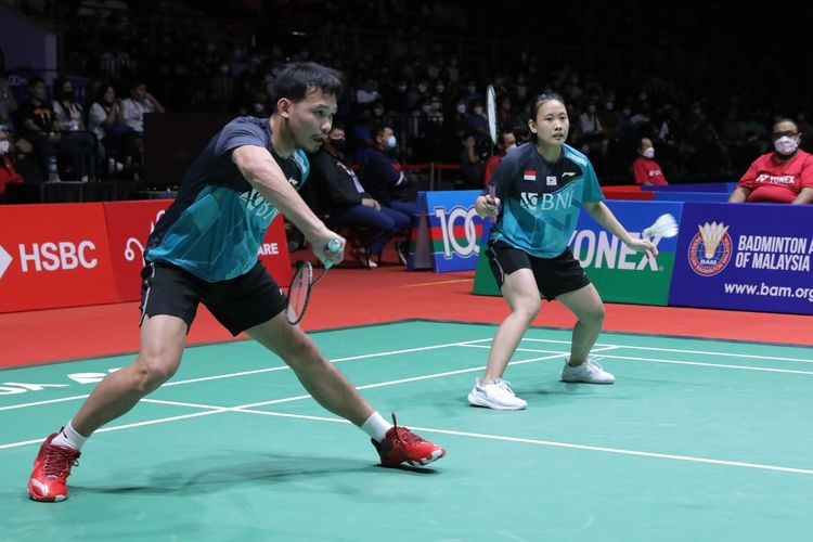 Rinov Rivaldy/Pitha Haningtyas saat melawan Supak Jomkoh/Supissara Paewsampran (Thailand) pada babak semifinal Malaysia Open 2022 di Axiata Arena, Sabtu (9/7/2022).