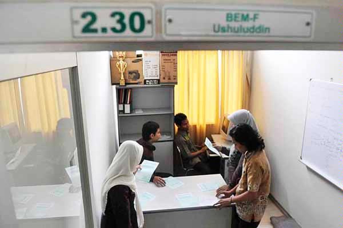 Pengurus BEM Fakultas Ushuluddin berdiskusi di ruangan mereka di gedung Student Center UIN Sunan Kalijaga, Yogyakarta, Senin (27/6).