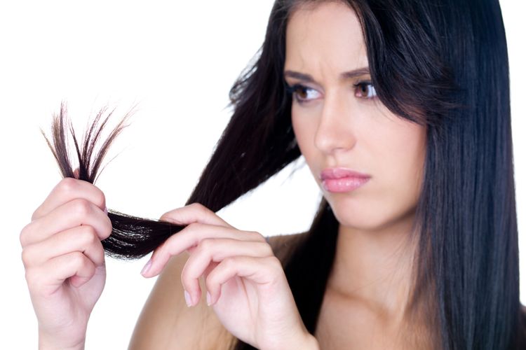 Ujung rambut yang bercabang mungkin menjadi salah satu tanda harus potong rambut yang paling jelas.