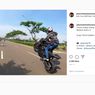Pemotor Melakukan Wheelie di Jalan Raya, Minim Akal Sehat!