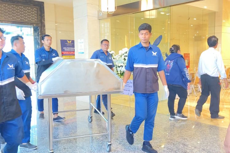 jenazah ayah Jerome Poline, Marojahan tiba di Rumah Duka Grand Heaven Surabaya pada Jumat (31/10/2025) 