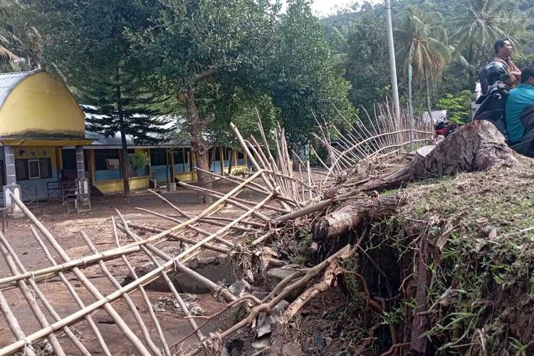 SDN 4 Malaka, Desa Malaka Kecamatan Pemenang Lombok Utara, Senin (17/10/2022) karena tergenang lumpur sisa banjir bandang Minggu kemaren.