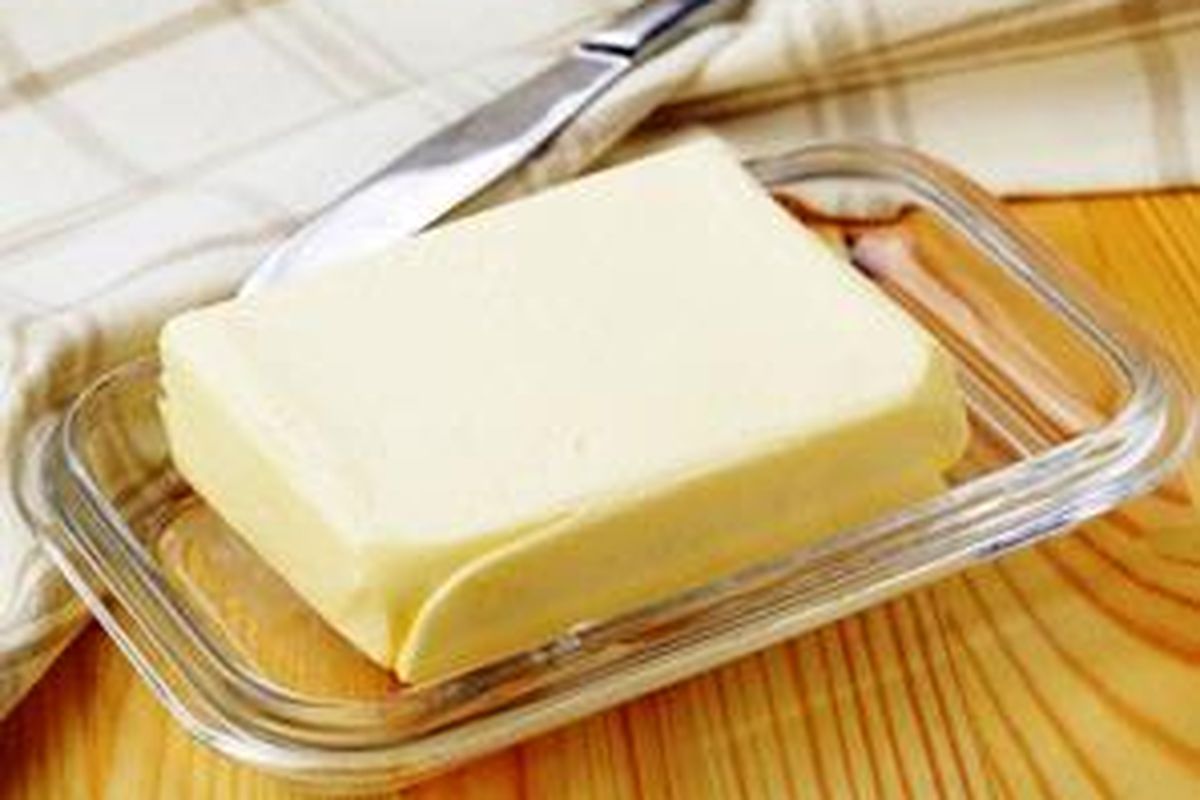 Bilas pisau dengan air panas sebelum digunakan memotong atau mengoleskan mentega pada roti.