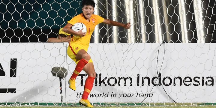 Pesepak bola putri Cina Wang Shanshan mengambil bola seusai mencetak gol ke gawang Tajikistan dalam laga penyisihan grup B sepak bola wanita Asian Games 2018 di Stadion Gelora Sriwijaya Jakabaring, Palembang, Sumatera Selatan, Senin (20/8/2018). 
