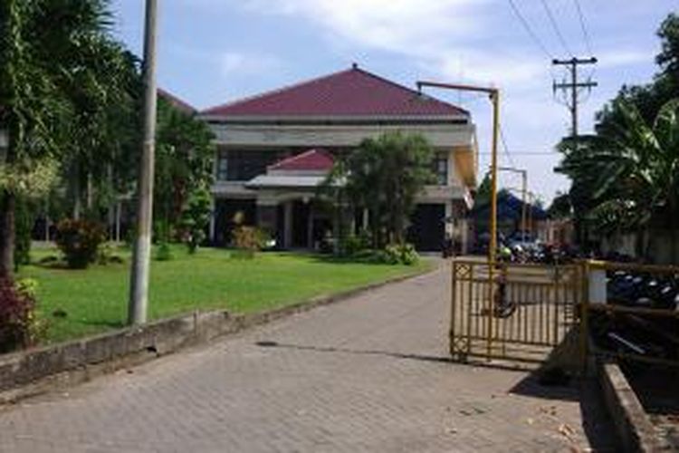 Aktivitas RSUD. R. Soedarsono, Kota Pasuruan, terlihat biasa meski para pengunjung dan pasien rawat inap juga merasakan getaran gempa berkekuatan 5,9 Skala Richter yang berpusat di 112 km dari Kota Malang, Senin (8/7/2013). 