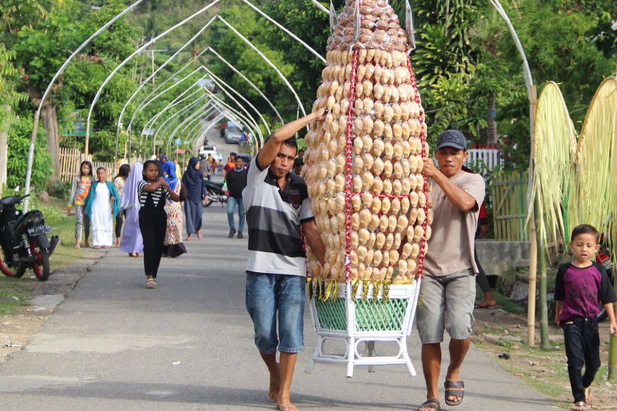 Sejumlah orang mengarak kue Walima di Desa Wisata Reliji Buhohu Bongo, Gorontalo. Gorontalo akan mengenalkan produk wisata halal kepada wisatawan nusantara dan asing.