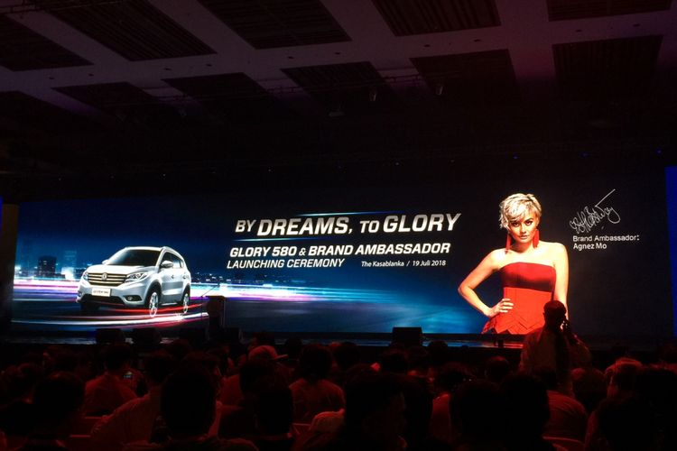 Agnez Mo Jadi Brand Ambassador DFSK Glory 580