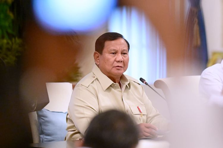 Presiden RI Prabowo Subianto saat memimpin rapat percepatan pembangunan Papua di Istana Negara, Jakarta, Selasa (16/12/2025).