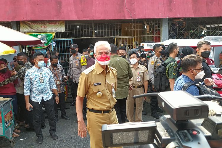 Gubernur Jateng, Ganjar Pranowo saat dampingi Jokowi di Pasar Peterongan, Kota Semarang, Jateng. Selasa (5/7/2022)