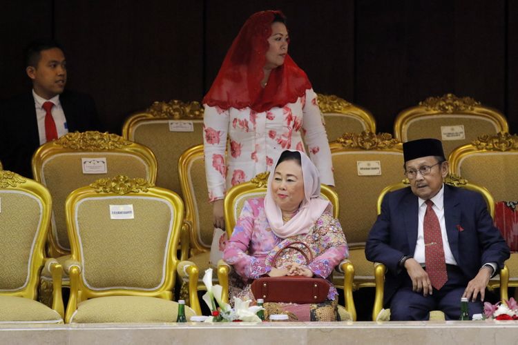 Sinta Nuriyah dan B.J Habbie saat hadir dalam sidang tahunan Majelis Permusyawaratan Rakyat Republik Indonesia Tahun 2017 di Kompleks Parlemen, Senayan, Jakarta, Rabu (16/8/2017). Presiden Joko Widodo menyampaikan pidato, yakni pidato kenegaraan dalam rangka Hari Ulang Tahun RI ke 72.