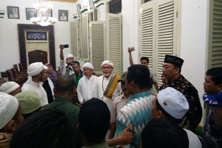 Para ulama dan anggota LPI Pamekasan setelah aksi penggerebekan lokalisasi di Pamelasan langsung ngeluruk ke rumah dinas Bupati Pamekasan.