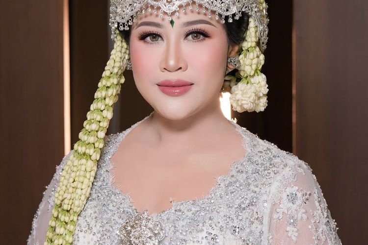 Boiyen tampil menawan di momen akad dan resepsi. Perpaduan adat Sunda dan glam modern membuat penampilannya mencuri perhatian di hari bahagianya.