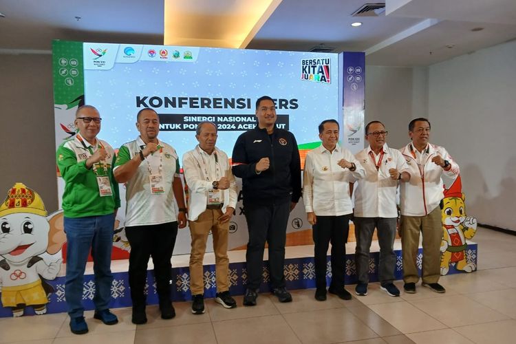 Menpora Ditoariotedjo bersama Pj Gubernur Sumut Agus Fatoni di Media Center PON XXI Wilayah Sumut di Hotel Santika, Kota Medan, Jumat (13/9/2024).