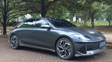 Mobil Listrik atau Hybrid Ditinggal Mudik, Perlukah Cabut Aki 12V?