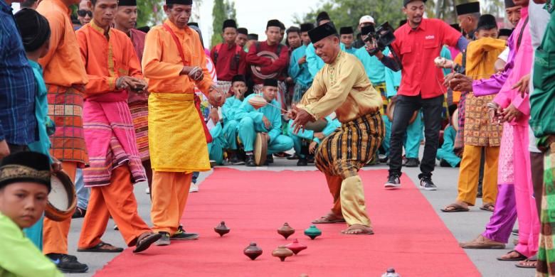 Permainan tradisional gasing kembali hidup dalam budaya lokal di Kota Siak, Riau. Permainan segala umur itu merupakan bagian dari atraksi budaya disela-sela acara lomba balap sepeda Tour de Siak yang dimulai pada Rabu (19/10/2016). 