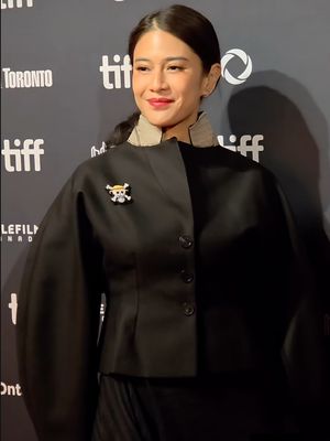 Dian Sastro hadir di TIFF 2025 untuk film The Fox King. Gaya elegannya mencuri perhatian, terutama saat memakai pin bajak laut One Piece.