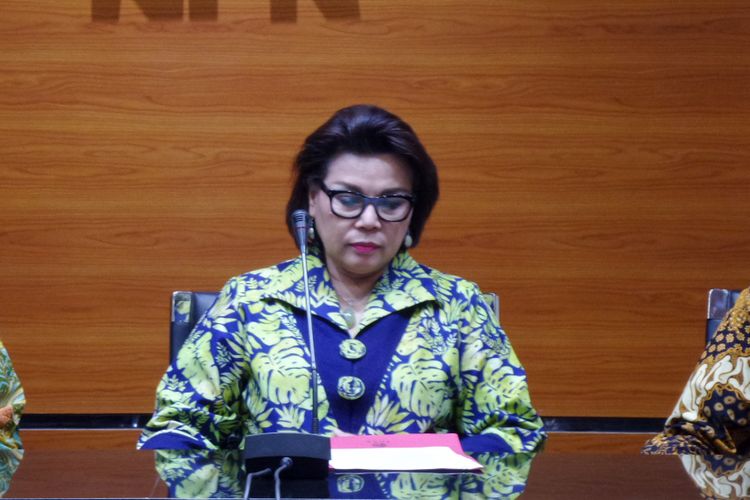 Wakil Ketua KPK Basaria Panjaitan saat mengumumkan penetapan tersangka di Gedung KPK, Jakarta, Jumat (9/6/2017).
