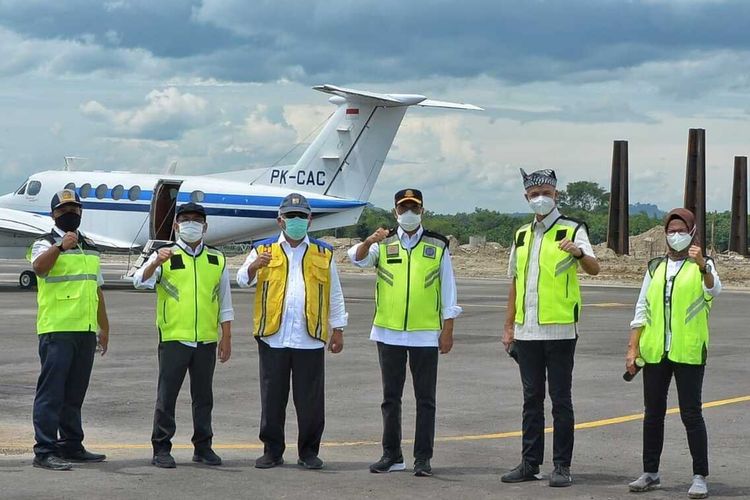 Pesawat jet jenis Hawker 900 XP berpenumpang Menteri Perhubungan Budi Karya Sumadi, Menteri Sekretaris Negara Pratikno, Menteri Pekerjaan Umum dan Perumahan Rakyat (PUPR) Basuki Hadimuljono dan Gubernur Jawa Tengah, Ganjar Pranowo mendarat mulus di Bandara Ngloram, Kecamatan Cepu, Kabupaten Blora, Minggu (3/1/2020) pagi sekitar pukul 08.40