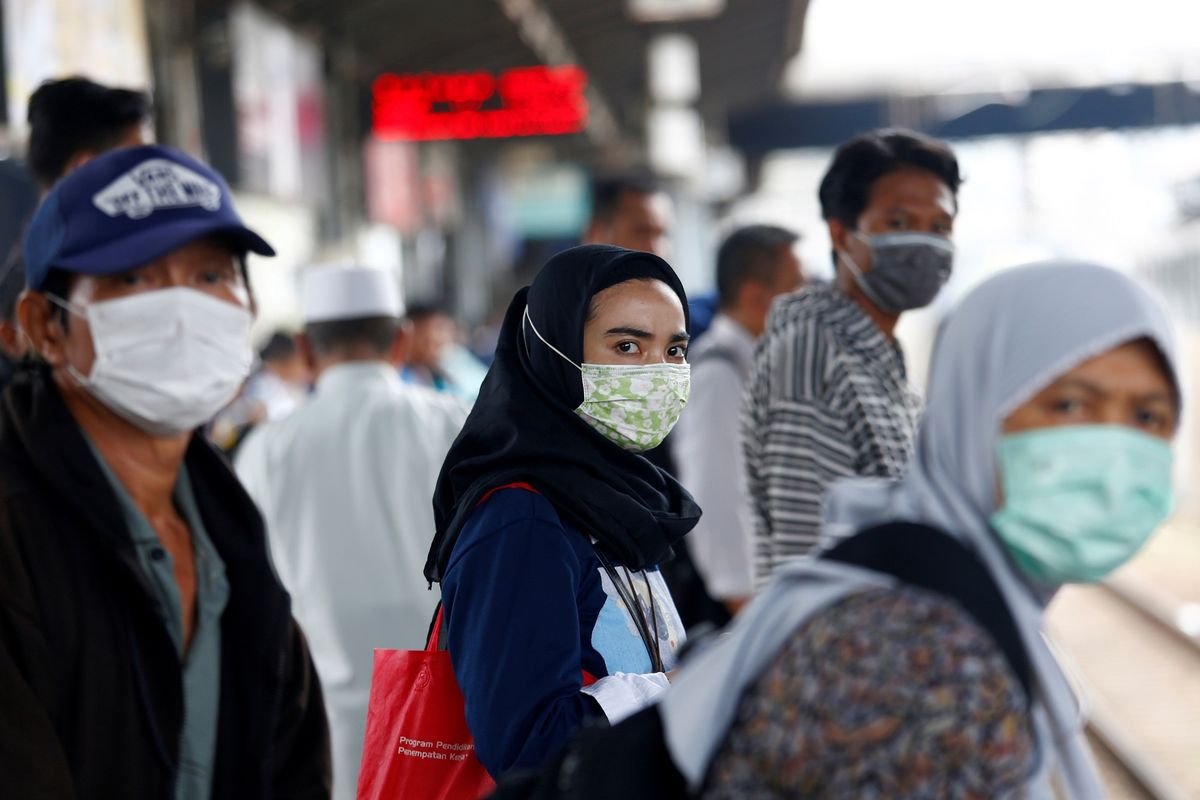 Penduduk Jakarta memakai masker di Stasiun Tanah Abang pada Kamis (27/2/2020), menyusul maraknya penyebaran virus corona yang berasal dari China.